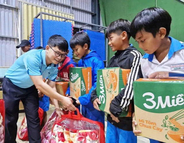 San sẻ yêu thương ở vùng núi lở- Ảnh 2. San sẻ yêu thương ở vùng núi lở- Ảnh 2.