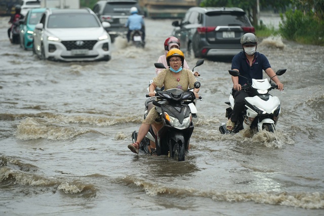 Triều cường ở TP.HCM có thể vượt lịch sử, dâng cao kỷ lục ngày 6 - 7.11- Ảnh 2. Triều cường ở TP.HCM có thể vượt lịch sử, dâng cao kỷ lục ngày 6 - 7.11- Ảnh 2.
