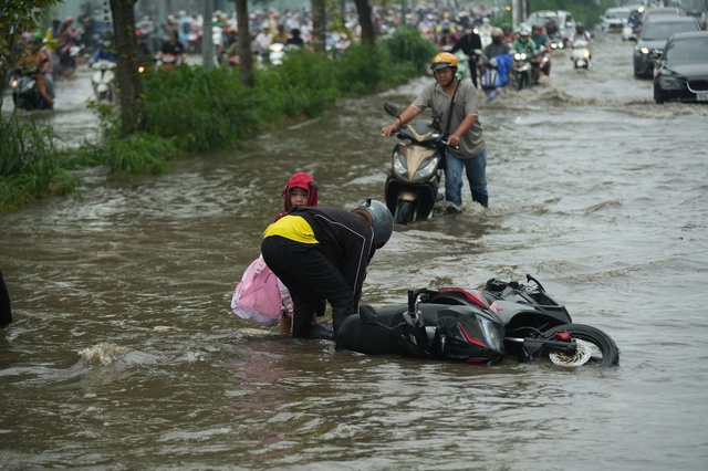 Hoàn lưu bão Kalmaegi gây mưa lớn, triều cường vượt lịch sử, TP.HCM sẽ ngập nhiều nơi - Ảnh 1.