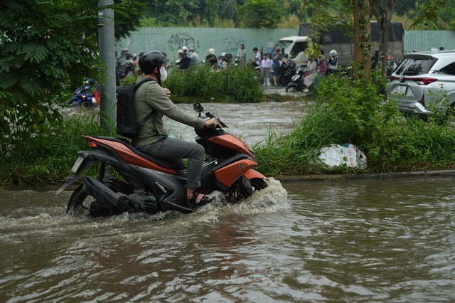 Triều cường ở TP.HCM vượt lịch sử: CSGT cảnh báo khẩn, người dân cần lưu ý - Ảnh 2.