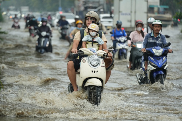 Triều cường ở TP.HCM có thể vượt lịch sử, dâng cao kỷ lục ngày 6 - 7.11- Ảnh 1. Triều cường ở TP.HCM có thể vượt lịch sử, dâng cao kỷ lục ngày 6 - 7.11- Ảnh 1.