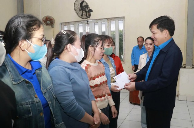 Công đoàn hỗ trợ người lao động vùng lũ Lâm Đồng và Quảng Trị vượt khó - Ảnh 2. Công đoàn hỗ trợ người lao động vùng lũ Lâm Đồng và Quảng Trị vượt khó - Ảnh 2.