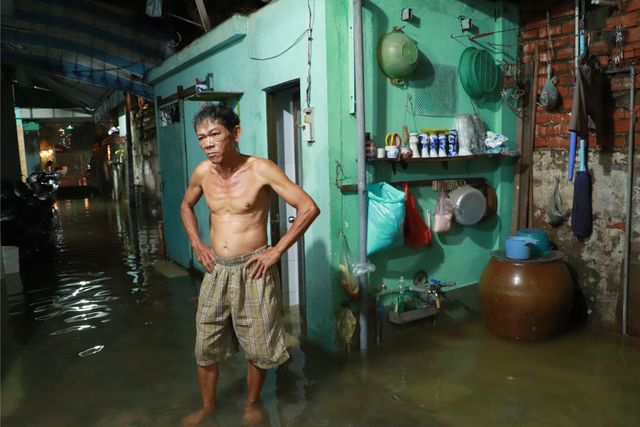 Triều cường ở TP.HCM vượt báo động 3: Người dân Bình Quới dọn ngập tới nửa đêm - Ảnh 1.