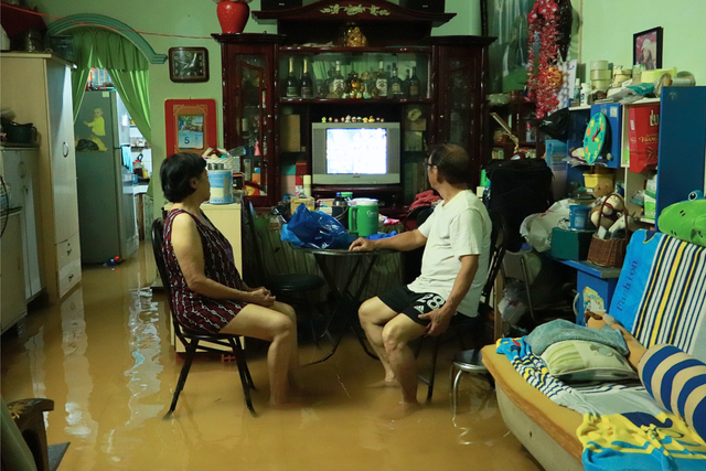 Triều cường ở TP.HCM vượt báo động 3: Người dân Bình Quới dọn ngập tới nửa đêm - Ảnh 2.