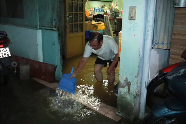 Triều cường ở TP.HCM vượt báo động 3: Người dân Bình Quới dọn ngập tới nửa đêm - Ảnh 3.