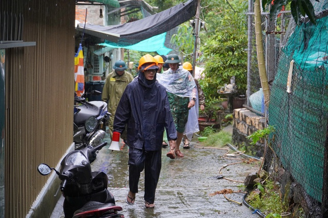 Khánh hòa gấp rút di dời dân tránh bão Kalmaegi: 237 Điểm nguy cơ sạt lở - Ảnh 1. Khánh hòa gấp rút di dời dân tránh bão Kalmaegi: 237 Điểm nguy cơ sạt lở - Ảnh 1.