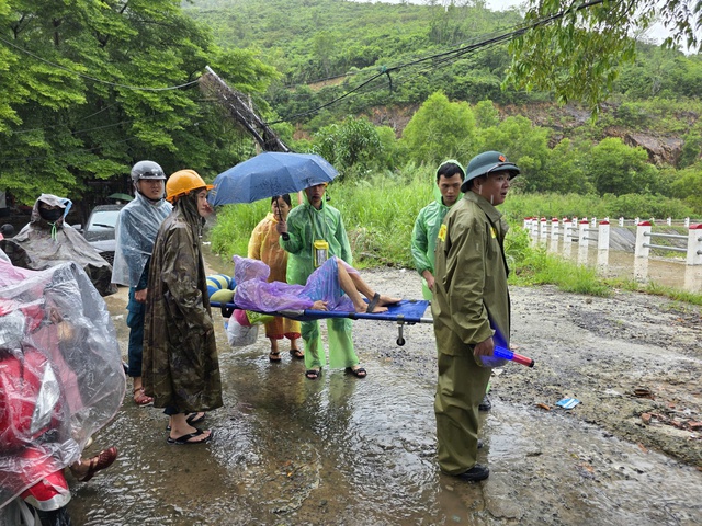 Khánh Hòa di tản khẩn 200 hộ dân ở P.Nam Nha Trang tránh bão số 13 Kalmaegi - Ảnh 3.