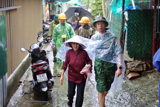 Khánh Hòa di tản khẩn 200 hộ dân ở P.Nam Nha Trang tránh bão số 13 Kalmaegi - Ảnh 1.