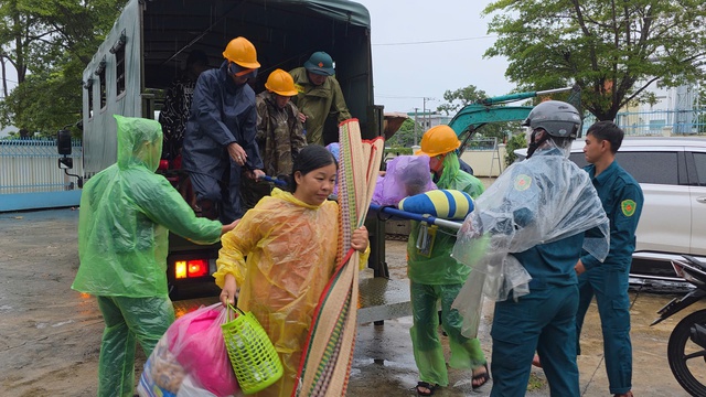 Khánh Hòa di tản khẩn 200 hộ dân ở P.Nam Nha Trang tránh bão số 13 Kalmaegi - Ảnh 6.