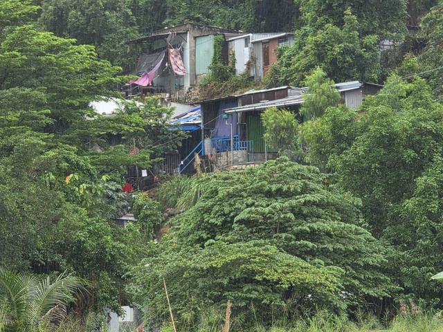 Khánh Hòa di tản khẩn 200 hộ dân ở P.Nam Nha Trang tránh bão số 13 Kalmaegi - Ảnh 4.