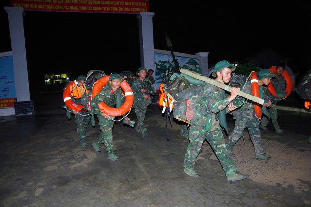 Phó thủ tướng Trần Hồng Hà: Không được hạ cấp độ ứng phó với bão Kalmaegi - Ảnh 3.