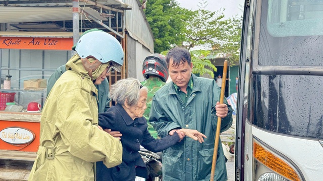 Các địa phương ở Quảng Ngãi đang chạy đua với bão Kalmaegi di dời dân - Ảnh 1.