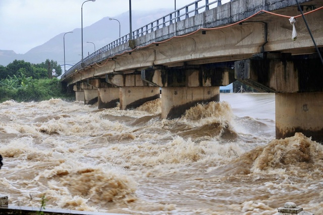 Khánh hòa cảnh báo mưa lớn và lũ báo động 3 do bão Kalmaegi - Ảnh 1. Khánh hòa cảnh báo mưa lớn và lũ báo động 3 do bão Kalmaegi - Ảnh 1.