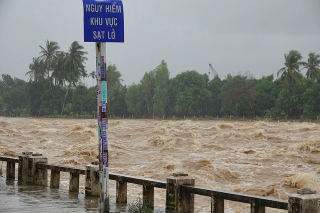 Khánh hòa cảnh báo mưa lớn và lũ báo động 3 do bão Kalmaegi - Ảnh 2. Khánh hòa cảnh báo mưa lớn và lũ báo động 3 do bão Kalmaegi - Ảnh 2.