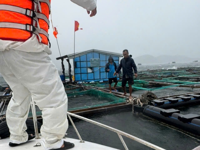 Kh&aacute;nh h&ograve;a cưỡng chế người d&acirc;n tr&ecirc;n lồng b&egrave; v&agrave;o bờ tr&aacute;nh b&atilde;o Kalmaegi an to&agrave;n - Ảnh 1.