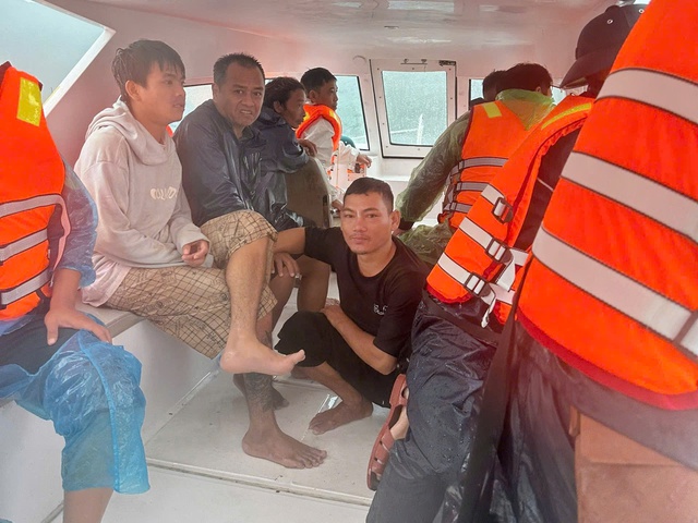 Kh&aacute;nh h&ograve;a cưỡng chế người d&acirc;n tr&ecirc;n lồng b&egrave; v&agrave;o bờ tr&aacute;nh b&atilde;o Kalmaegi an to&agrave;n - Ảnh 2.