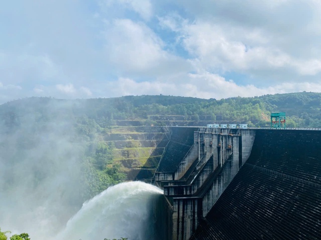 Ứng phó bão Kalmaegi các hồ thủy điện ở Lâm Đồng đồng loạt xả lũ - Ảnh 3.