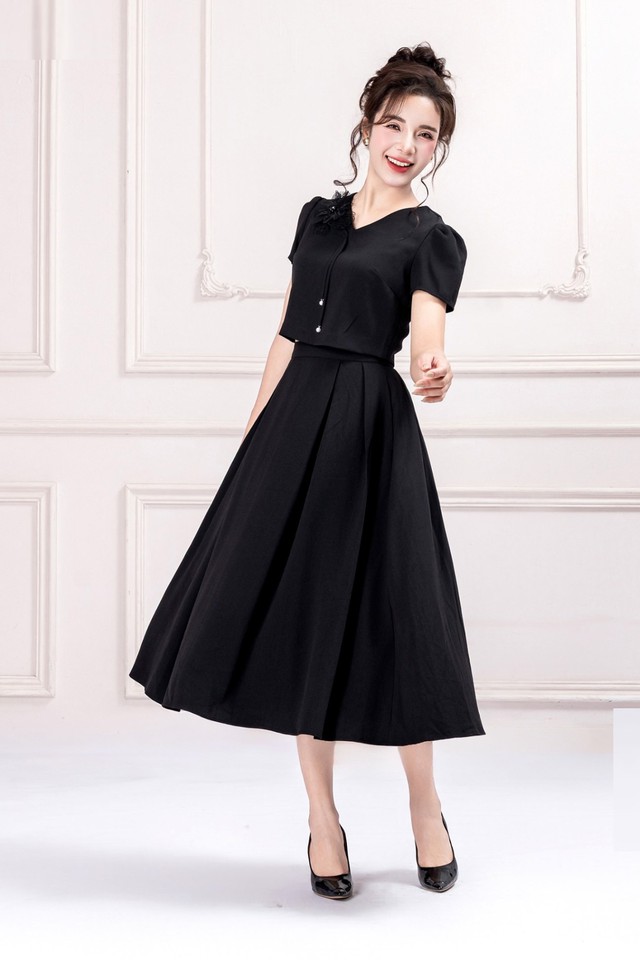 Chân váy midi là sự kết hợp giữa thời trang cổ điển và hiện đại Chân váy midi là sự kết hợp giữa thời trang cổ điển và hiện đại- Ảnh 3.