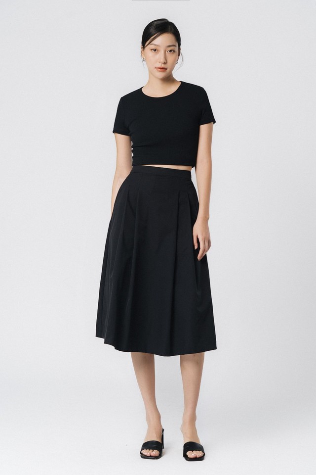 Chân váy midi là sự kết hợp giữa thời trang cổ điển và hiện đại Chân váy midi là sự kết hợp giữa thời trang cổ điển và hiện đại- Ảnh 4.