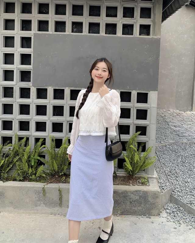 Chân váy midi là sự kết hợp giữa thời trang cổ điển và hiện đại Chân váy midi là sự kết hợp giữa thời trang cổ điển và hiện đại- Ảnh 5.