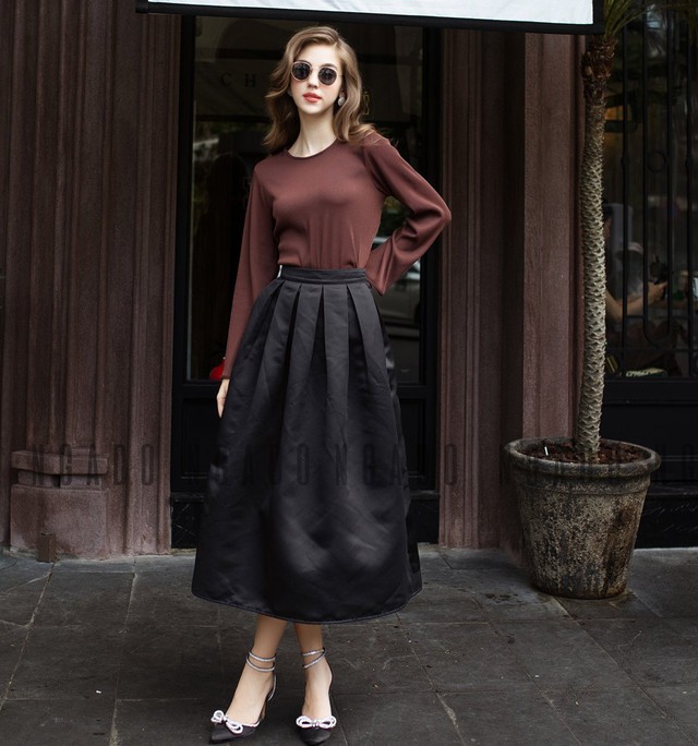 Chân váy midi là sự kết hợp giữa thời trang cổ điển và hiện đại Chân váy midi là sự kết hợp giữa thời trang cổ điển và hiện đại- Ảnh 7.