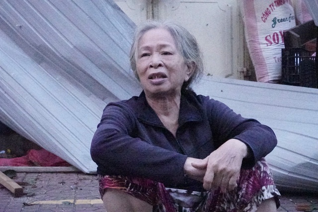Phố biển Quy Nhơn tan hoang, đổ nát sau bão số 13 Kalmaegi - Ảnh 4.