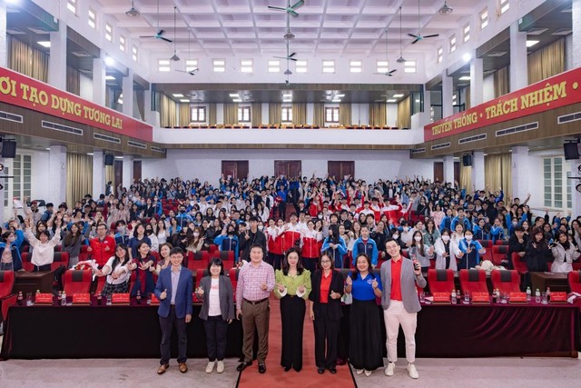 Giới trẻ Thủ đô ‘tiếp lửa’ hành trình tái sinh chai nhựa- Ảnh 1.