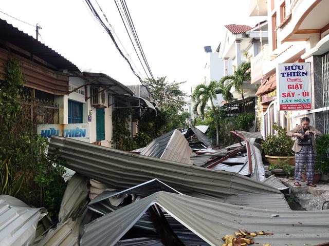 Gia Lai: Hơn 3.500 nhà dân bị sập, tốc mái do bão Kalmaegi - Ảnh 1.