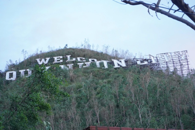 Phố biển Quy Nhơn tan hoang, đổ nát sau bão số 13 Kalmaegi - Ảnh 3.