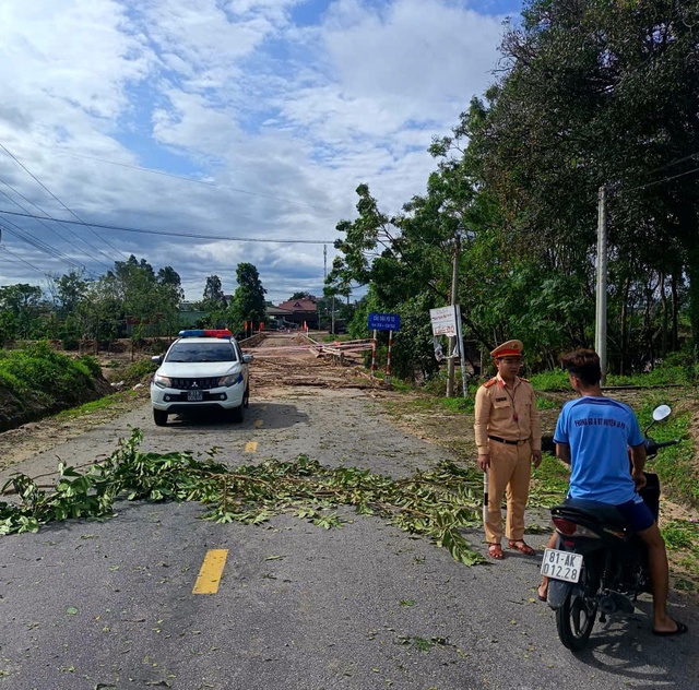 Gia Lai: Quốc lộ 25, đường Trường Sơn Đông bị chia cắt do bão Kalmaegi - Ảnh 2.