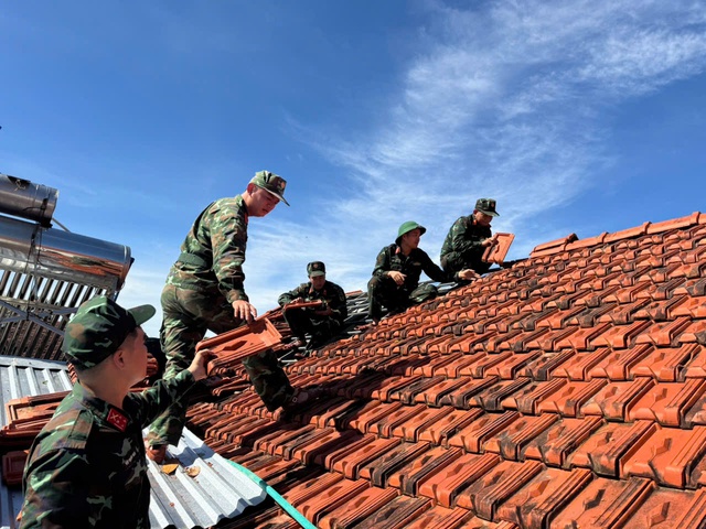 Bão Kalmaegi ảnh hưởng nặng Quảng Ngãi, tập trung khắc phục ổn định đời sống- Ảnh 3. Bão Kalmaegi ảnh hưởng nặng Quảng Ngãi, tập trung khắc phục ổn định đời sống- Ảnh 3.