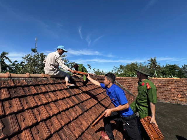 Lốc xoáy tàn phá ở Quảng Ngãi, lực lượng vũ trang giúp dân khắc phục - Ảnh 3. Lốc xoáy tàn phá ở Quảng Ngãi, lực lượng vũ trang giúp dân khắc phục - Ảnh 3.