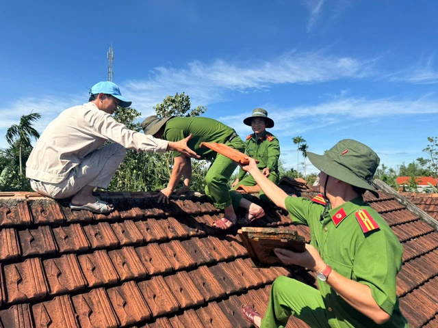 Lốc xoáy tàn phá ở Quảng Ngãi, lực lượng vũ trang giúp dân khắc phục - Ảnh 1. Lốc xoáy tàn phá ở Quảng Ngãi, lực lượng vũ trang giúp dân khắc phục - Ảnh 1.