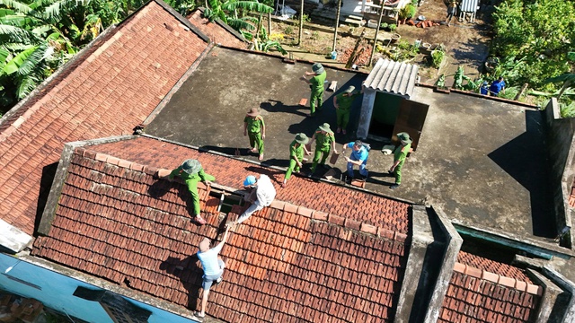 Lốc xoáy tàn phá ở Quảng Ngãi, lực lượng vũ trang giúp dân khắc phục - Ảnh 4. Lốc xoáy tàn phá ở Quảng Ngãi, lực lượng vũ trang giúp dân khắc phục - Ảnh 4.