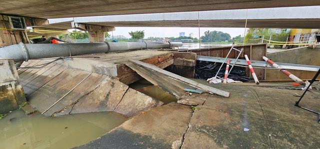 Đã kiểm soát sự cố vỡ cống ngăn triều tại rạch Ba Thôn , TP . HCM - Ảnh 1. Đã kiểm soát sự cố vỡ cống ngăn triều tại rạch Ba Thôn , TP . HCM - Ảnh 1.