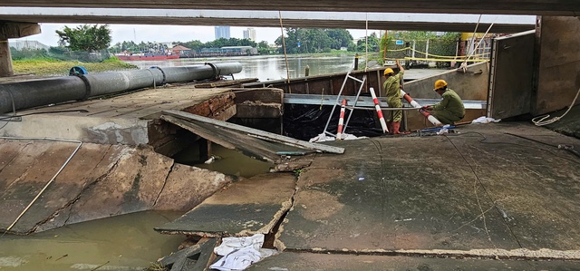 Đã kiểm soát sự cố vỡ cống ngăn triều tại rạch Ba Thôn , TP . HCM - Ảnh 2. Đã kiểm soát sự cố vỡ cống ngăn triều tại rạch Ba Thôn , TP . HCM - Ảnh 2.