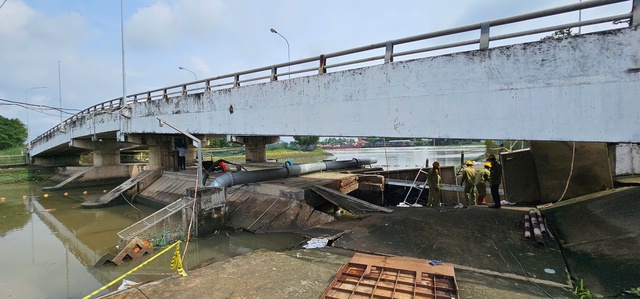 Đã kiểm soát sự cố vỡ cống ngăn triều tại rạch Ba Thôn , TP . HCM - Ảnh 3. Đã kiểm soát sự cố vỡ cống ngăn triều tại rạch Ba Thôn , TP . HCM - Ảnh 3.