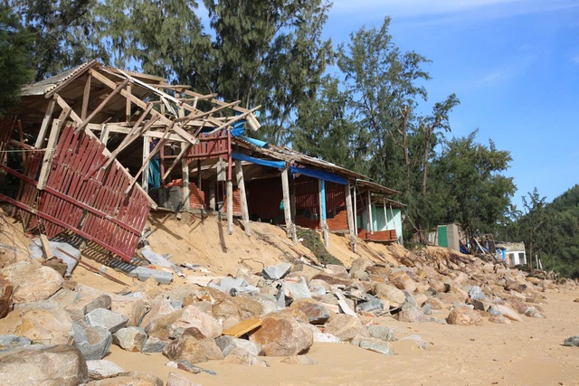 Nhà dân, kè và đường ven biển Quảng Ngãi tan hoang sau bão Kalmaegi- Ảnh 1. Nhà dân, kè và đường ven biển Quảng Ngãi tan hoang sau bão Kalmaegi- Ảnh 1.