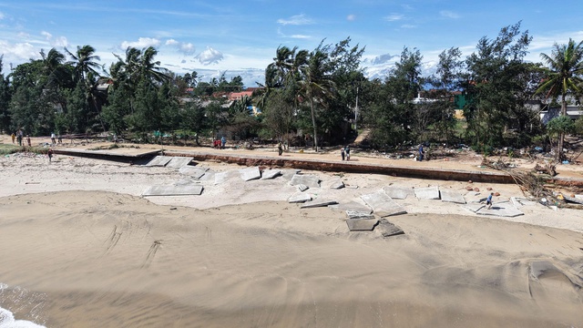 Lốc xoáy tàn phá ở Quảng Ngãi, lực lượng vũ trang giúp dân khắc phục - Ảnh 5. Lốc xoáy tàn phá ở Quảng Ngãi, lực lượng vũ trang giúp dân khắc phục - Ảnh 5.