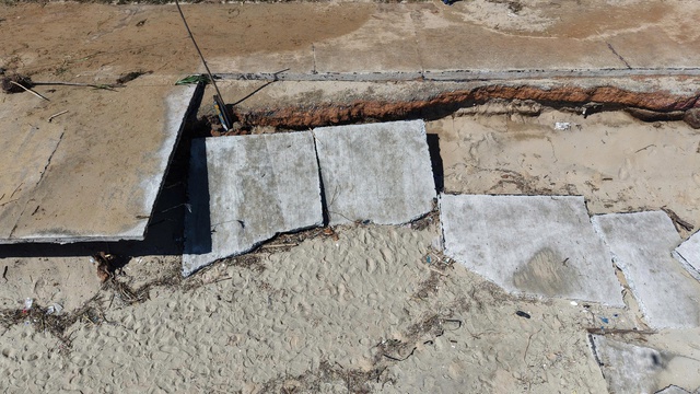 Lốc xoáy tàn phá ở Quảng Ngãi, lực lượng vũ trang giúp dân khắc phục - Ảnh 6. Lốc xoáy tàn phá ở Quảng Ngãi, lực lượng vũ trang giúp dân khắc phục - Ảnh 6.