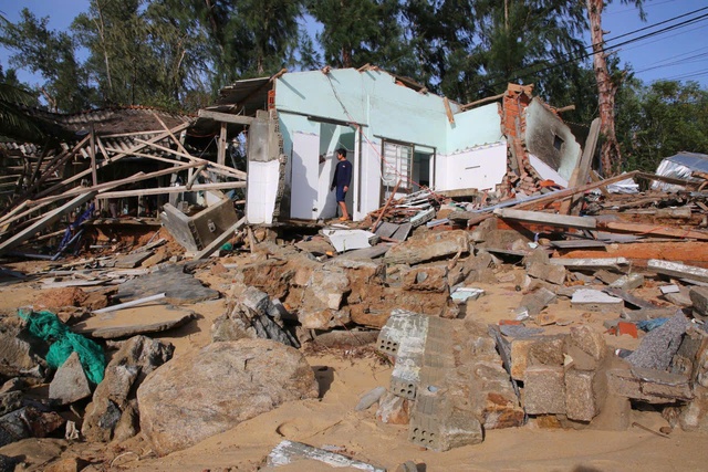 Nhà dân, kè và đường ven biển Quảng Ngãi tan hoang sau bão Kalmaegi- Ảnh 5. Nhà dân, kè và đường ven biển Quảng Ngãi tan hoang sau bão Kalmaegi- Ảnh 5.