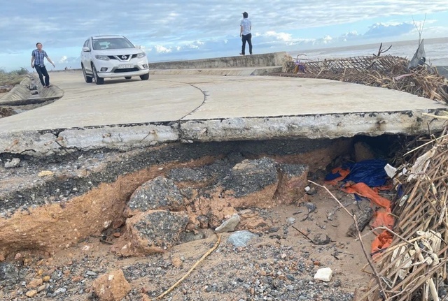 Nhà dân, kè và đường ven biển Quảng Ngãi tan hoang sau bão Kalmaegi- Ảnh 6. Nhà dân, kè và đường ven biển Quảng Ngãi tan hoang sau bão Kalmaegi- Ảnh 6.