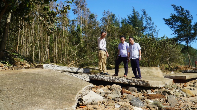 Nhà dân, kè và đường ven biển Quảng Ngãi tan hoang sau bão Kalmaegi- Ảnh 4. Nhà dân, kè và đường ven biển Quảng Ngãi tan hoang sau bão Kalmaegi- Ảnh 4.