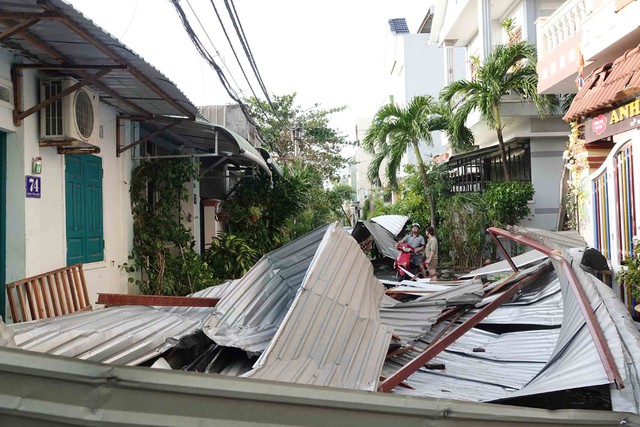 Đường Đặng Văn Chấn (P.Quy Nhơn Nam) ngổn ngang mái tôn, khung sắt sáng 7.11 ẢNH: HOÀNG TRỌNG