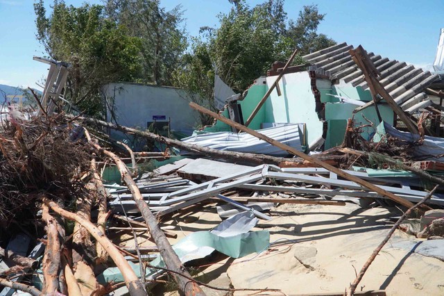 Một ngôi nhà ở làng biển Đề Gi bị sập hoàn toàn sau bão