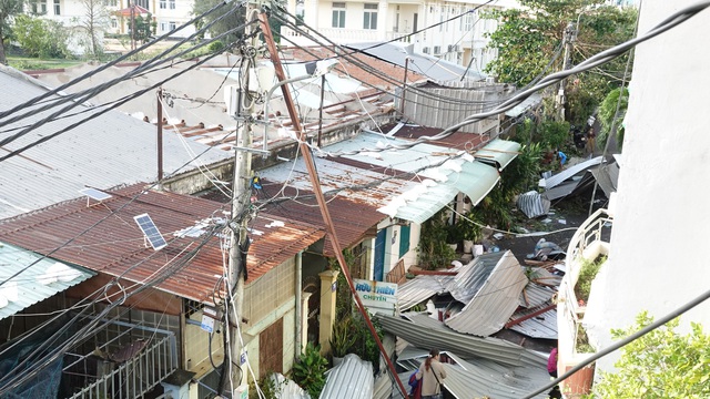 Gia Lai: Nhiều nhà tốc mái, 2 người tử vong do bão số 13 Kalmaegi - Ảnh 2.