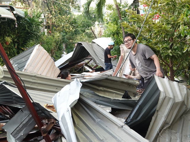 Gia Lai: Nhiều nhà tốc mái, 2 người tử vong do bão số 13 Kalmaegi - Ảnh 4.