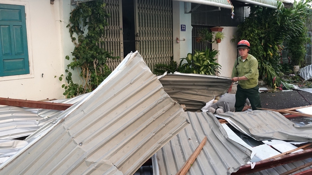 Gia Lai: Nhiều nhà tốc mái, 2 người tử vong do bão số 13 Kalmaegi - Ảnh 3.