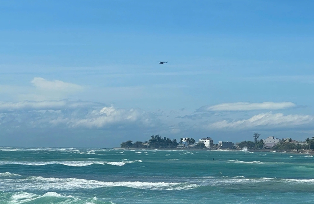 Trực thăng tìm kiếm 3 người đàn ông mất tích ở đặc khu Lý Sơn - Ảnh 1.