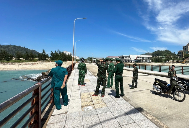 Trực thăng tìm kiếm 3 người đàn ông mất tích ở đặc khu Lý Sơn - Ảnh 2.